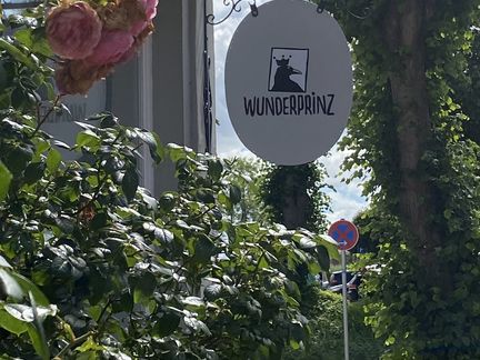 Bild: Der Laden "Wunderprinz" und Blumen im Vordergrund